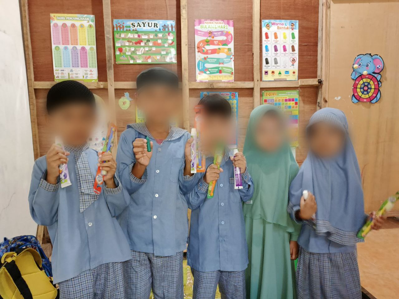 Siswa mendapatkan hadiah