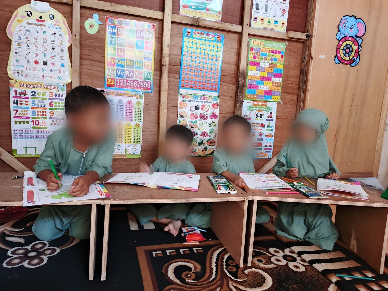 Siswa belajar di kelas